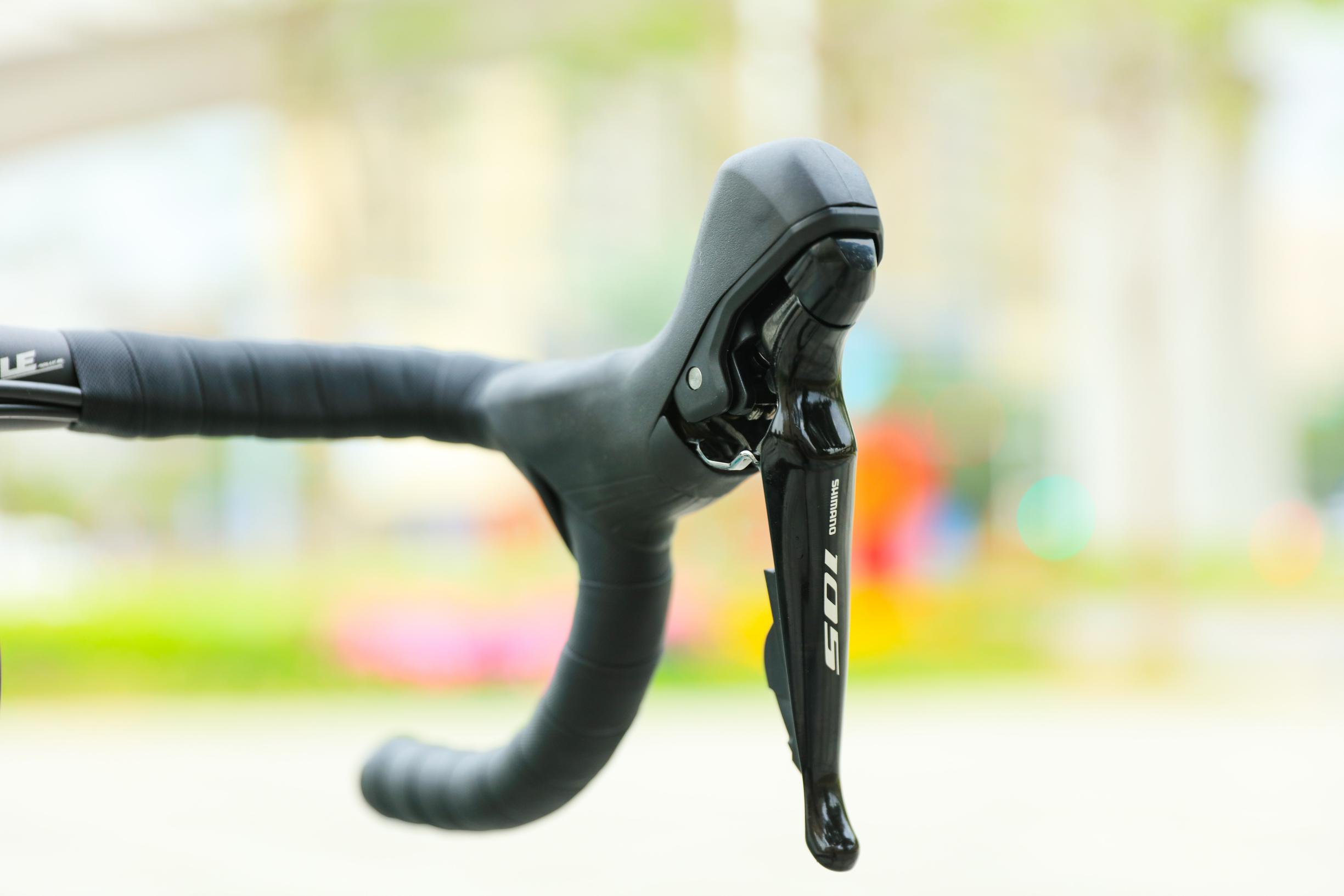 Race Roadbike Cycle with Disc Brake and Carbon Fibre Fork OEM 21 Speed MTB Mountain Bicycle