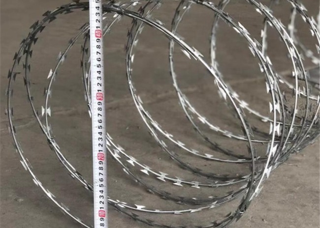 Hot Dipped Galvanized Razor Barbed Wire BTO 22 450mm Coil 0.8mm thickness