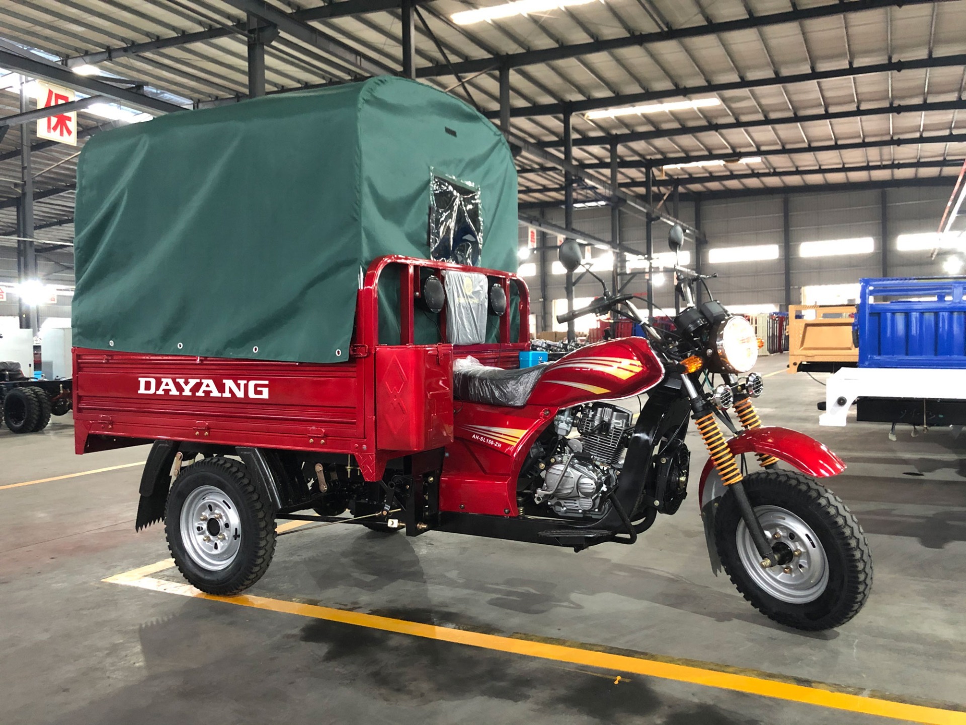 Fuel- 800W Motorized Tricycle with 150cc/175cc/200cc Engine and Tarpaulin Cargo Bike