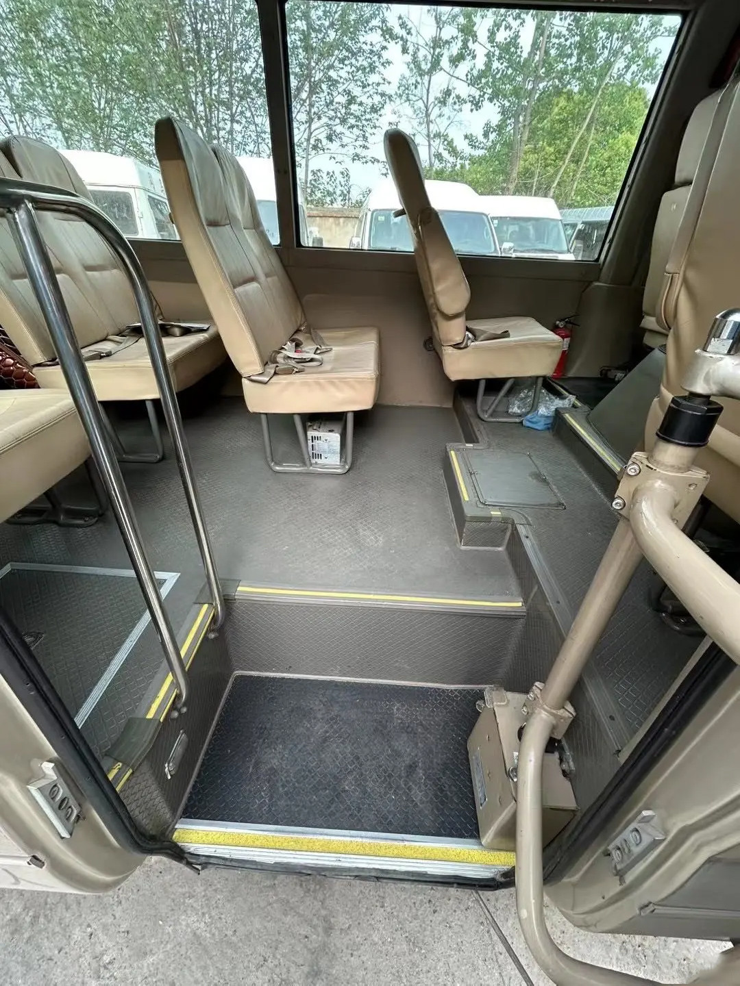 XML6770 28-Seater 7.7-Meter Golden Dragon Second-Hand Medium Bus Champagne Gold Front Engine