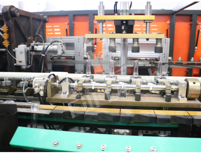 4 Cavity Plastic Automatic PET Bottle Blow Moulding Machine 4000BPH