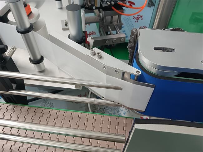 Automatic Label Applicator Cosmetic Labeling Machine With PLC Control Self Adhesive Label Paper