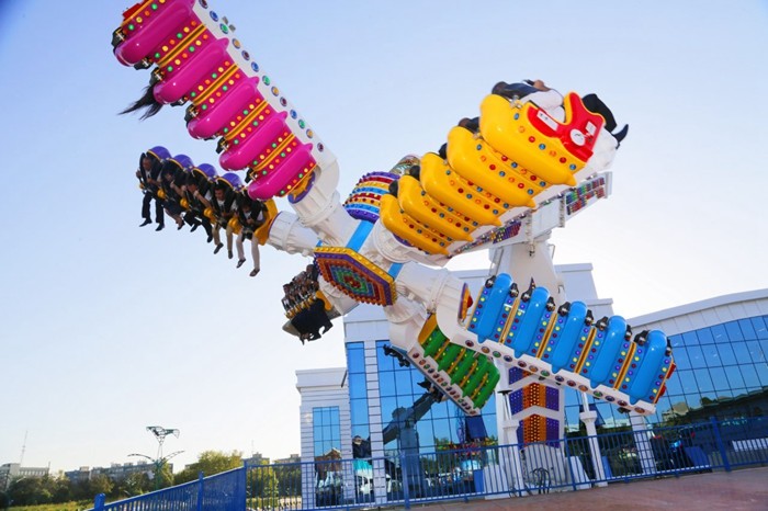 Outdoor 16 Seats Kiddie Amusement Rides With Control Switch And Transducer