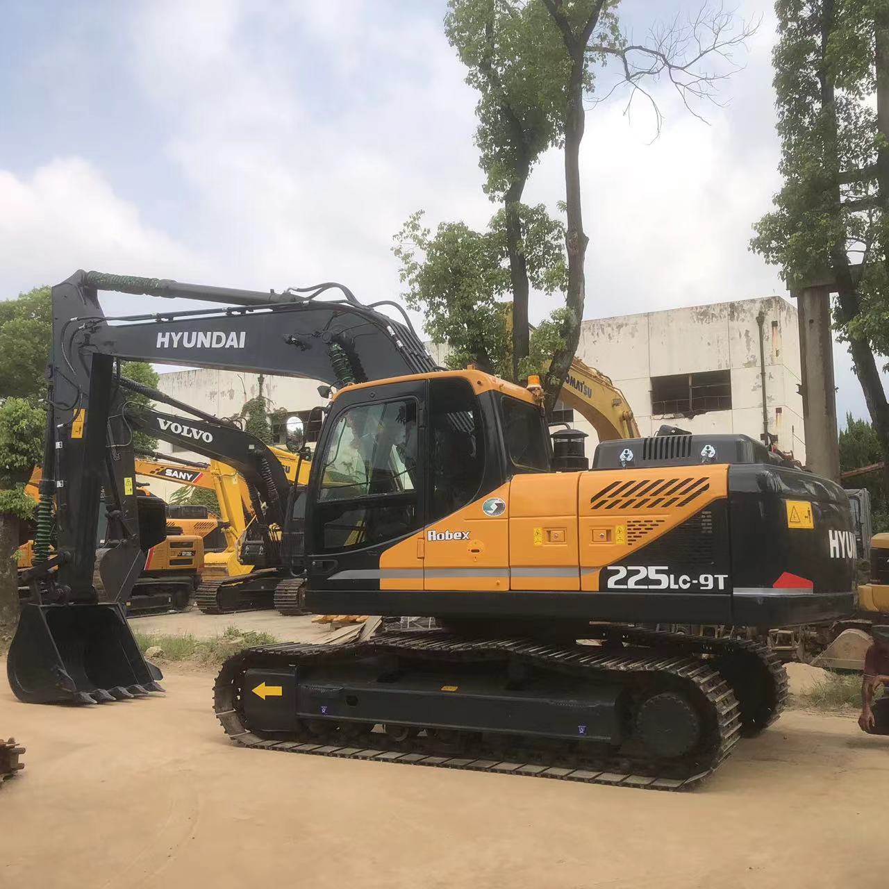 Hyundai 225-7 Construction Machine Used Crawler Excavator with 1.05 Bucket Capacity