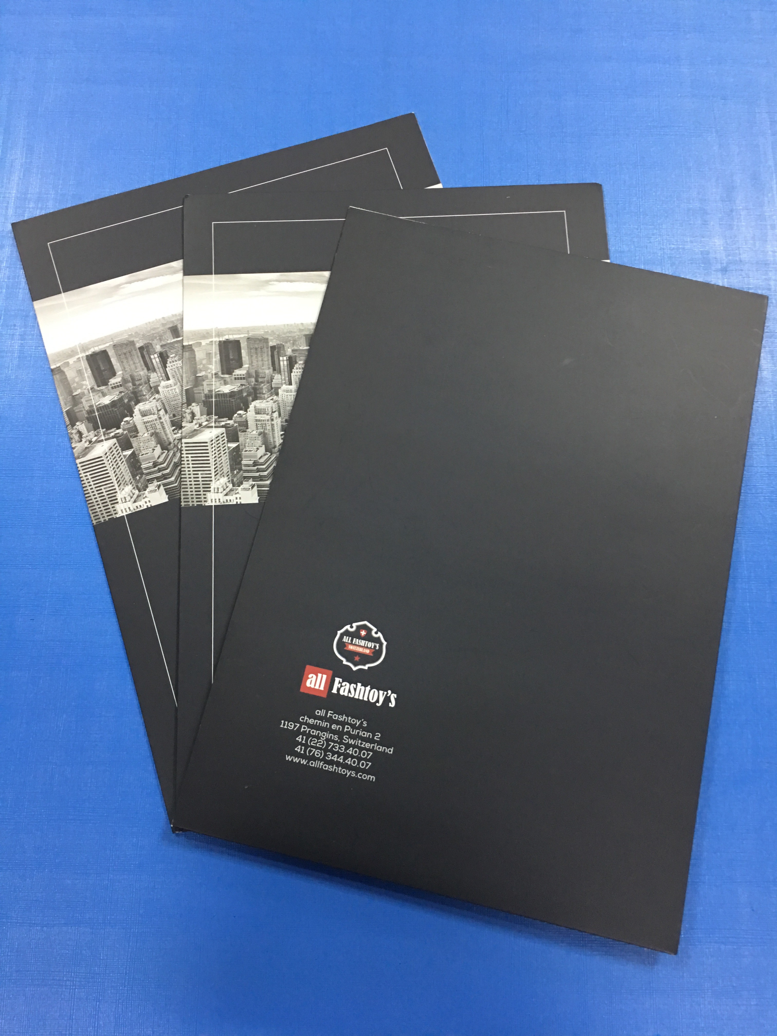 OEM Personalized Pocket Folders A4 Size Embossing Saddle Stitching Custom Color