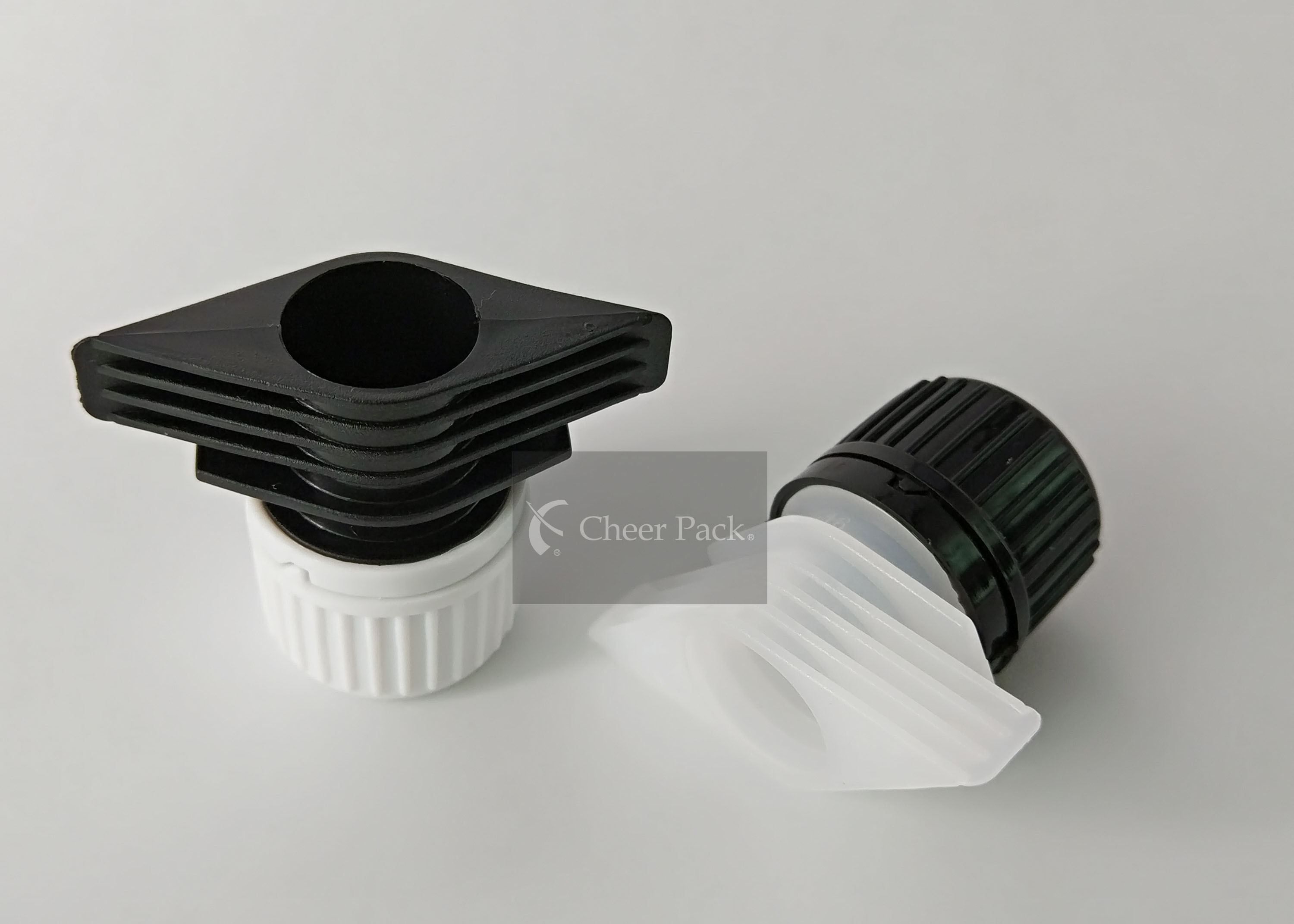 Black Color Screw On Pour Spouts 1.6cm Inner Dia For Liquid Soap Doypack