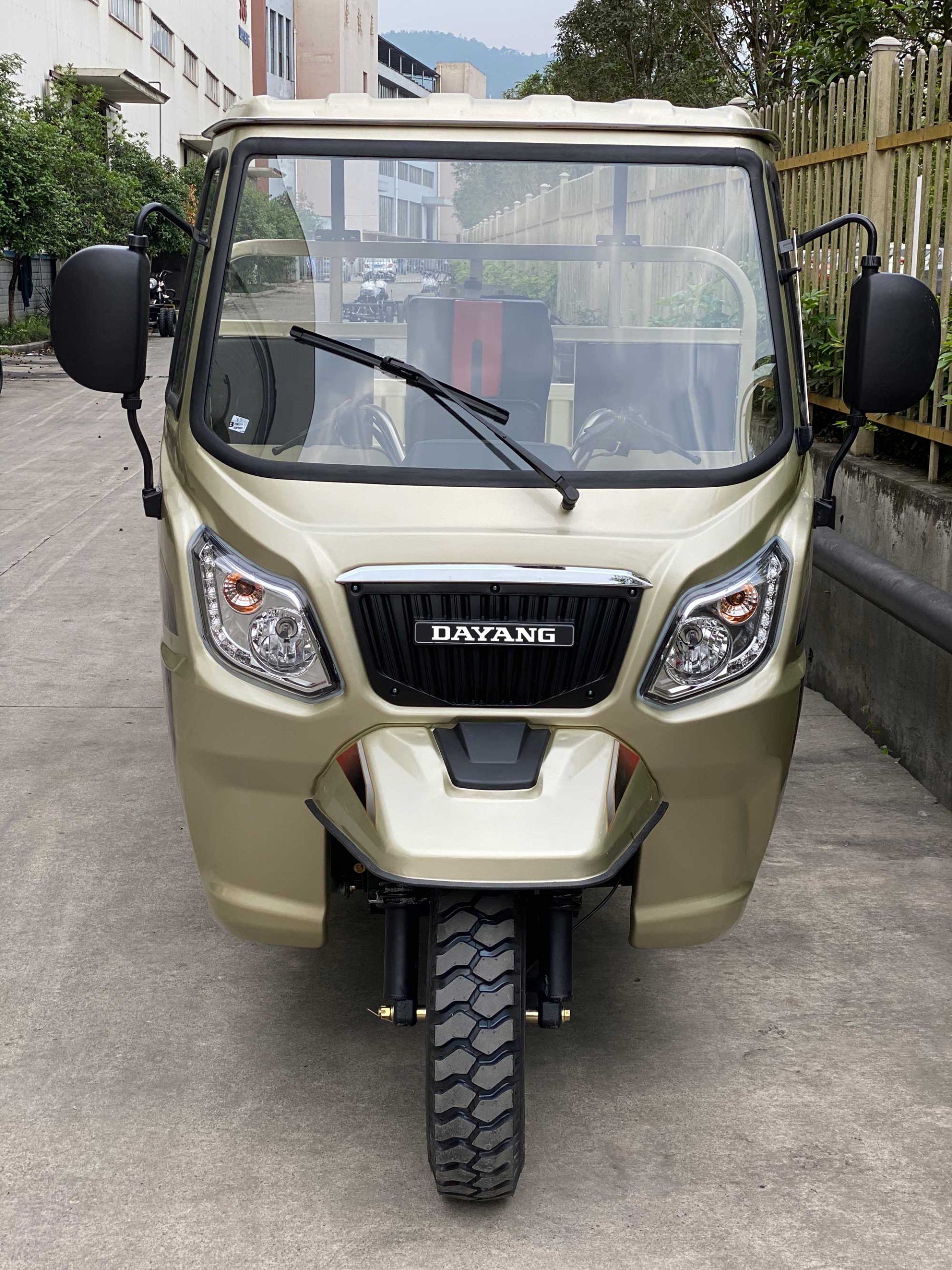 Front Drum Rear Drum Brake System 300cc Motor Tricycle Petrol Cabin for Manufacture