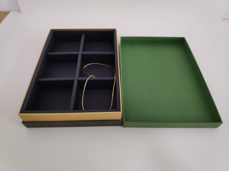 Elegant customized special colored paper packaging gift box with middle wall