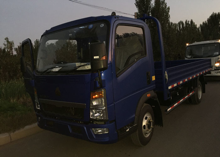 SINOTRUK HOWO 5 Tons Light Truck LHD for Logistics ZZ1047C2813C145