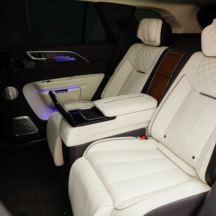 Max Speed 200 Km/h 4 6 7 Seater Electric Car with Durable Lithium Battery and Left Steering Hongqi E-hs9