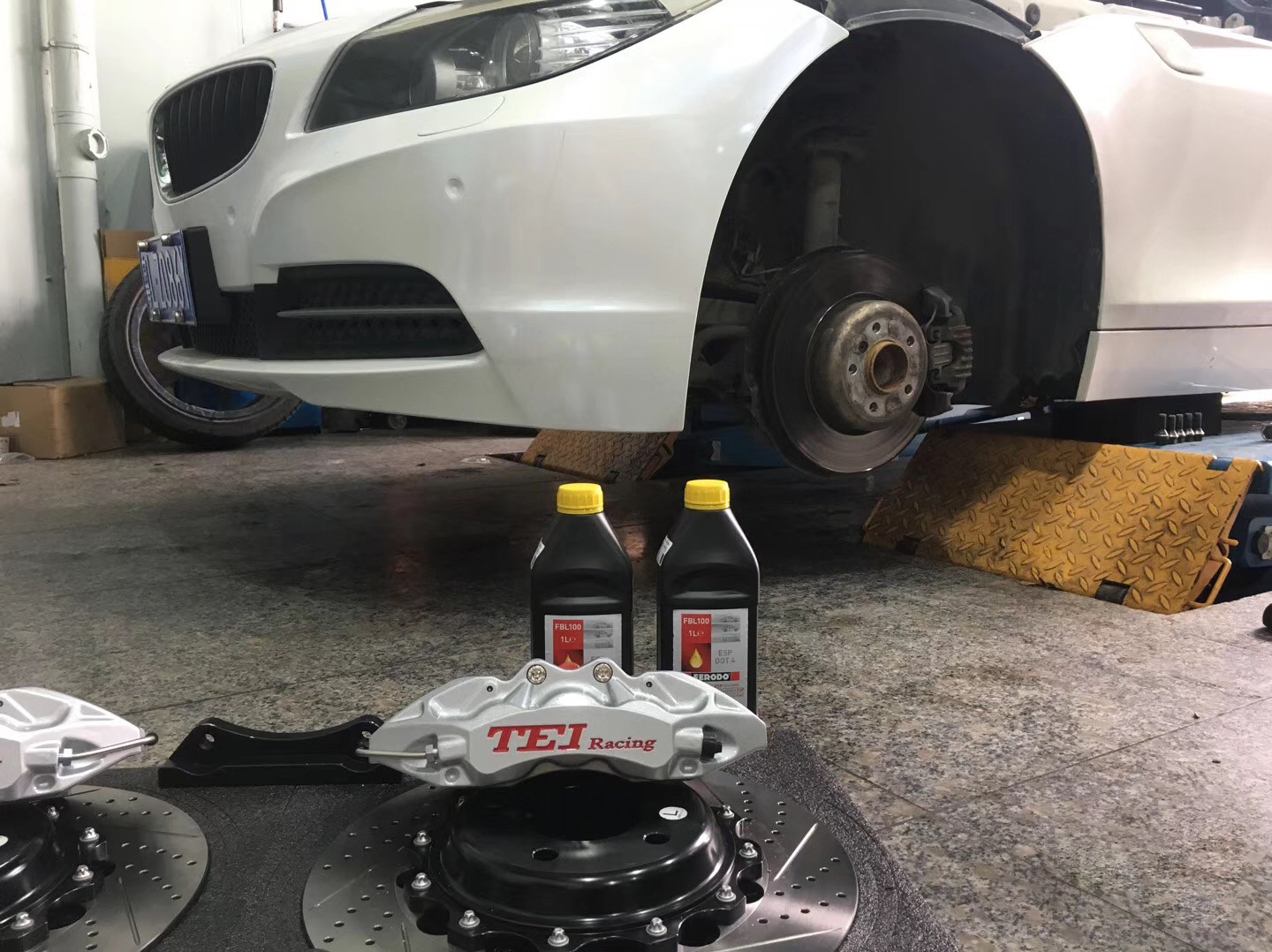 BBk For BMW Z4 6 Piston Big Brake Upgrade Kit Wear Resistant With 2 Center Hubs