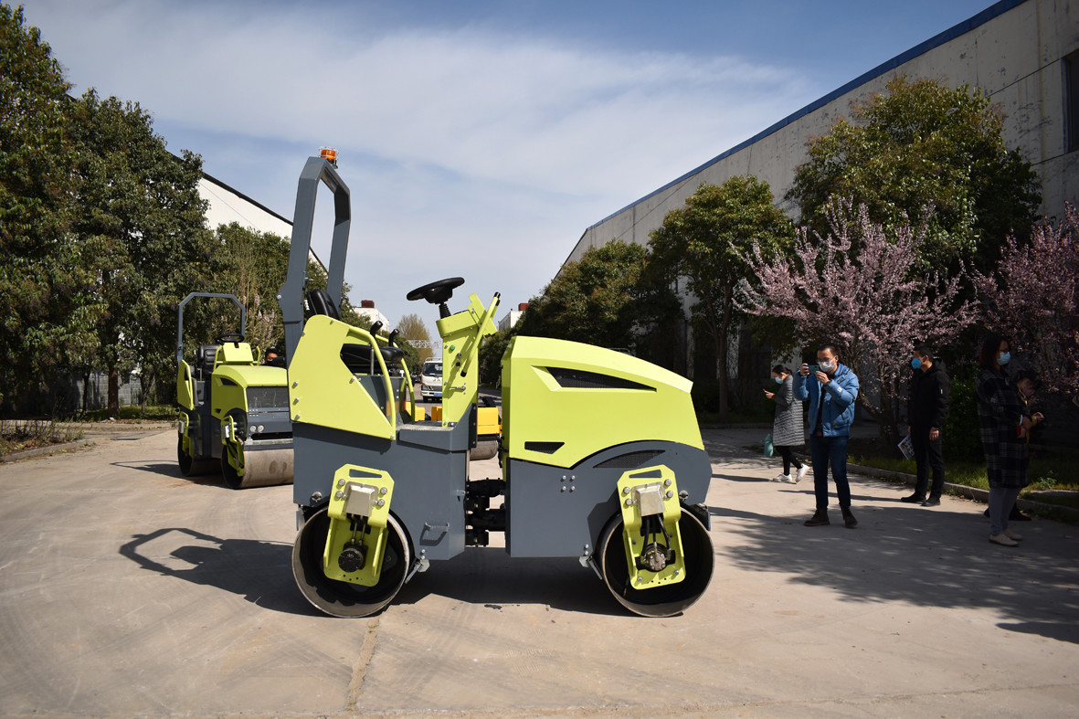 Fully Hydraulic 1.5 Ton 2 Ton Vibrating Road Roller Compactor