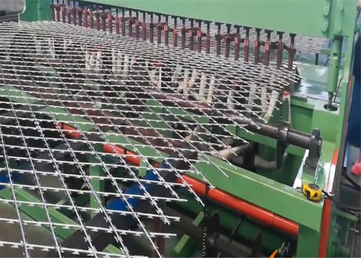 razor wire mesh fence