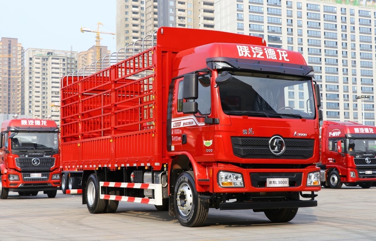 10 Forward Shift Number Shacman L3000 Cargo Truck With Dry Cargo Box And Double Cabin