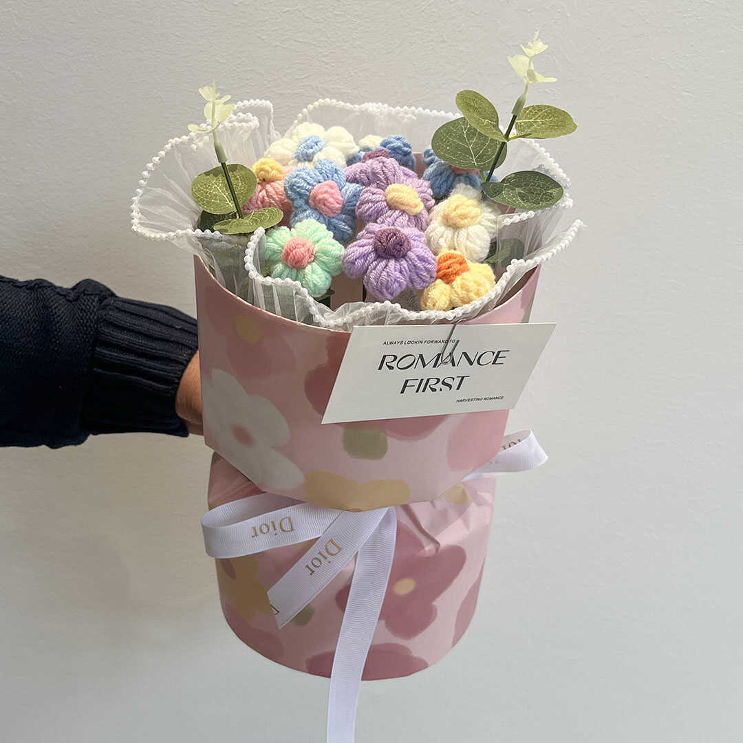 Birthday Gift Handmade Knitted Woolen Flower Bouquet Roses Gift for Girls and Best Friends Graduation Finished Product Creative Valentine's Day and