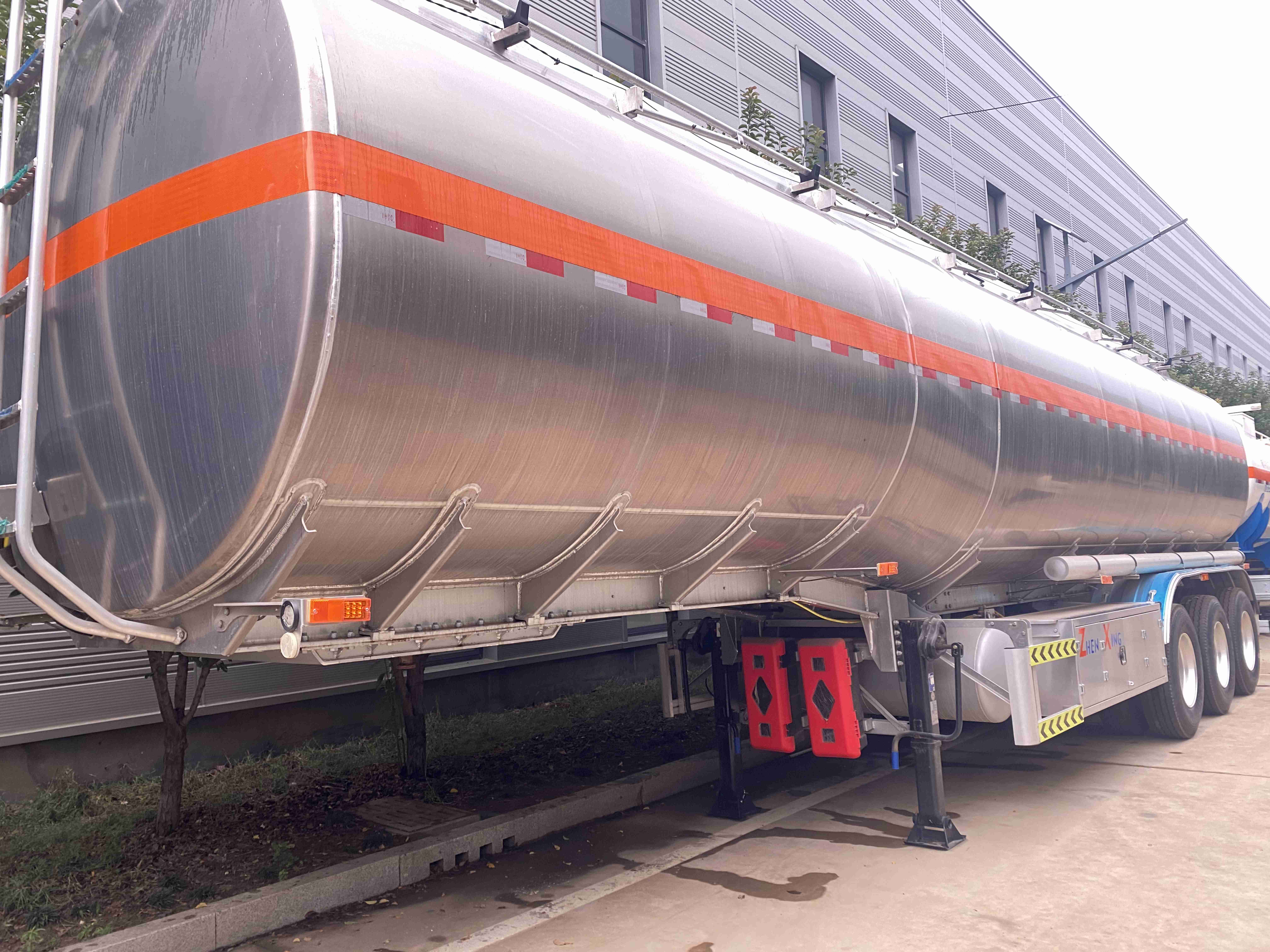 Chinese Supplier Offers 60000-Liter Aluminum 3-Axis Alloy Oil Tanker Truck Semi-Trailer Made Of Steel