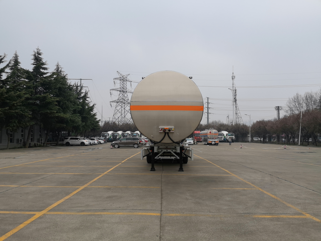 32100/31800 KG Rated Load Mass CIMC LINYU 8*4 Aluminum Alloy Liquid Fuel Tanker Trailer