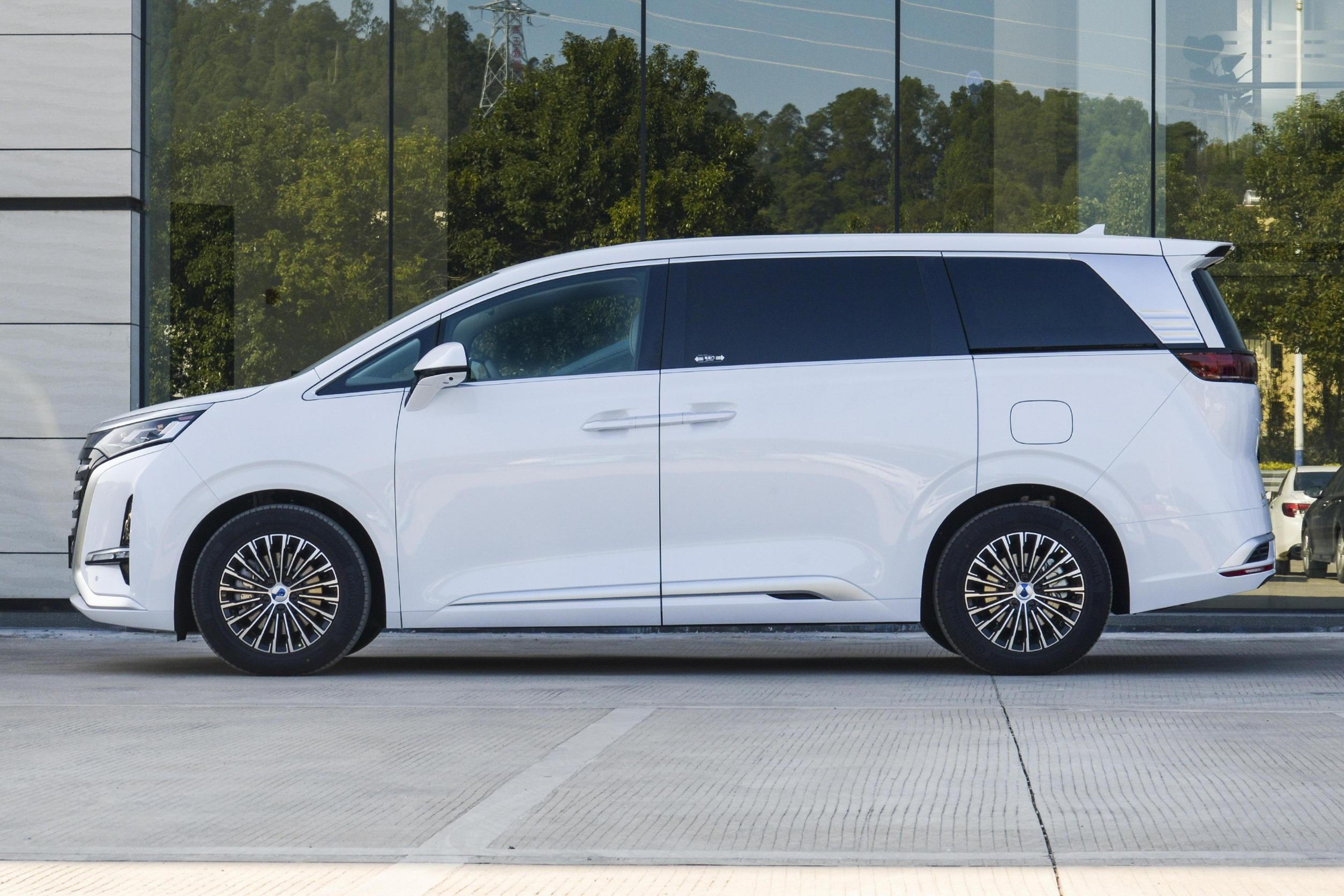 All Wheel Drive Plug In Electric Hybrid Cars 180KM Passenger Large 7 Seater MPV
