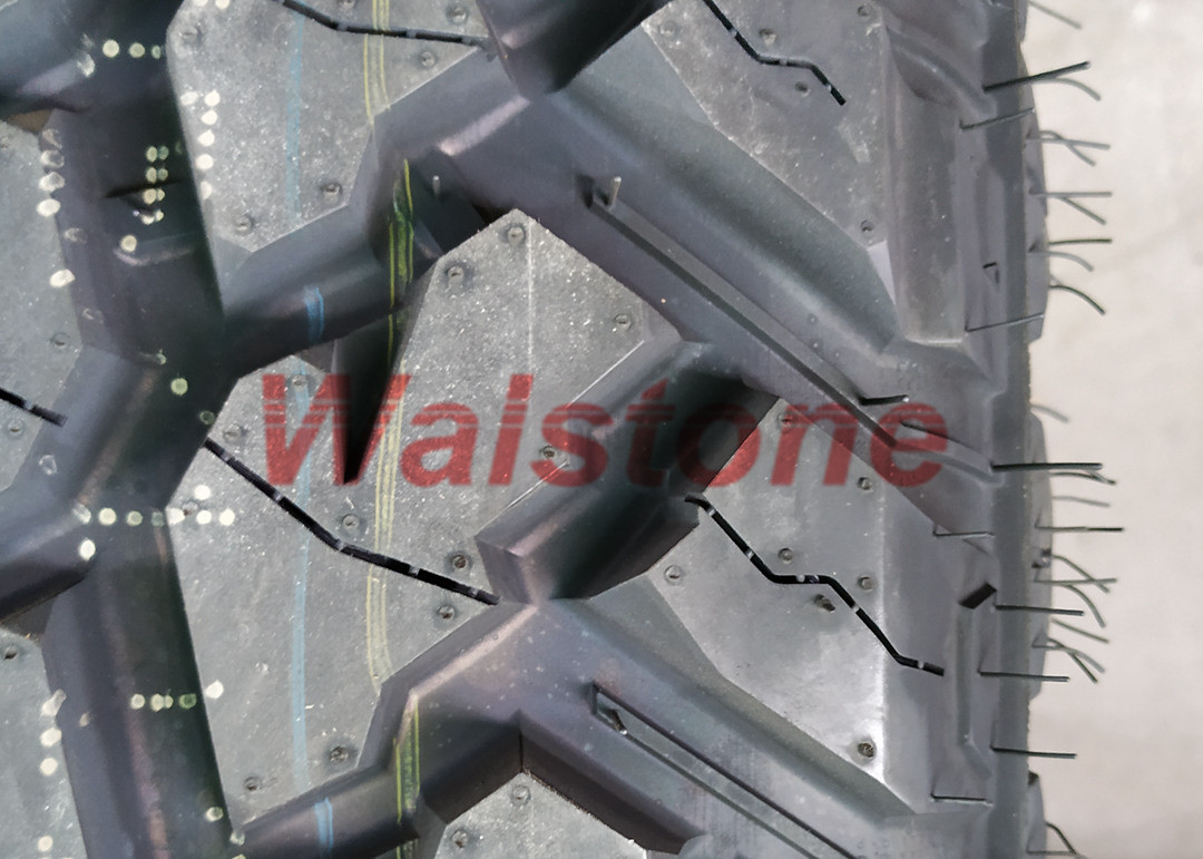 Reliable High - Stable Mud Terrain Tyres LT225 / 75R16 Open - Tread Designed