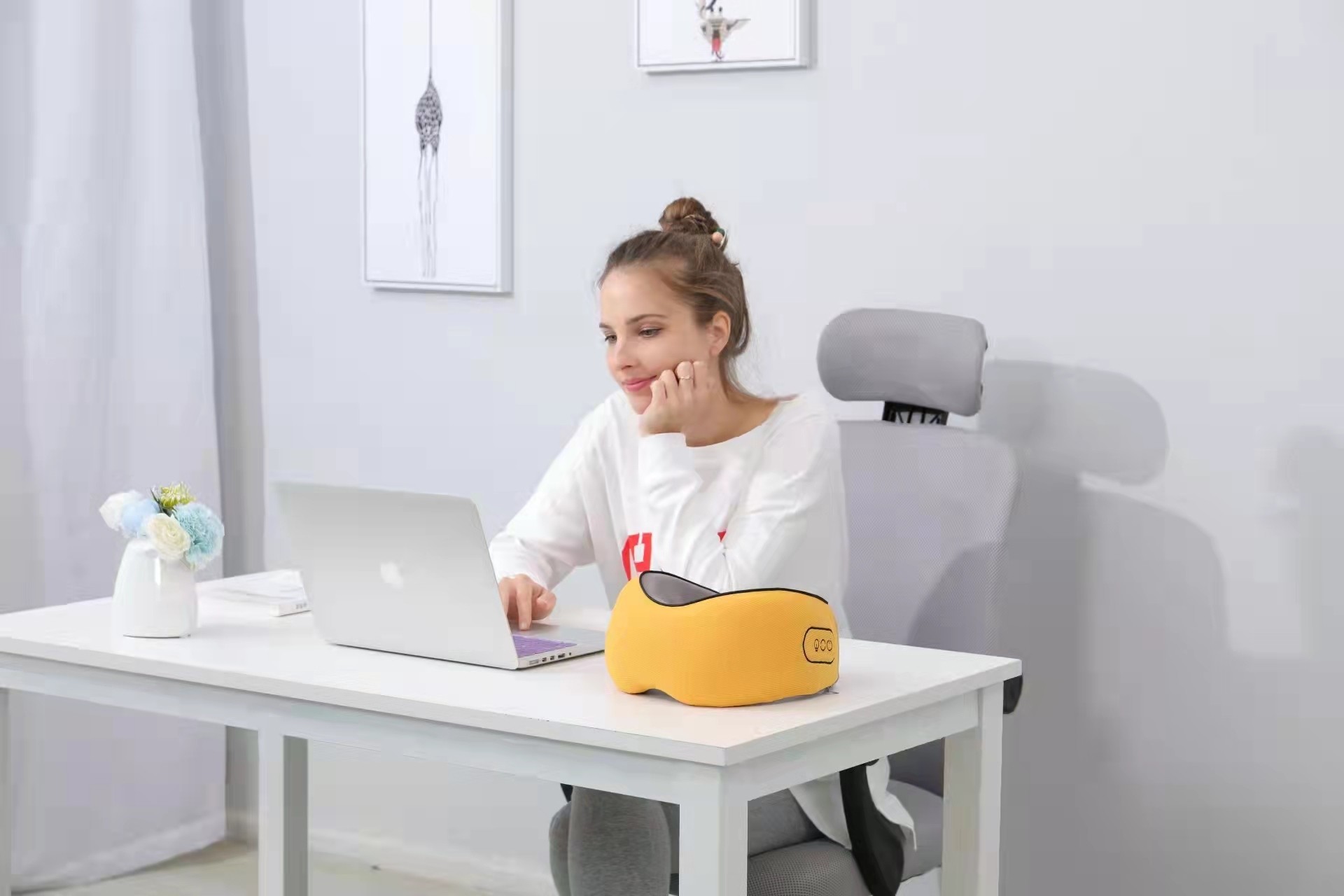 U Shape Memory Foam Heated Massage Pillow For Neck Relief
