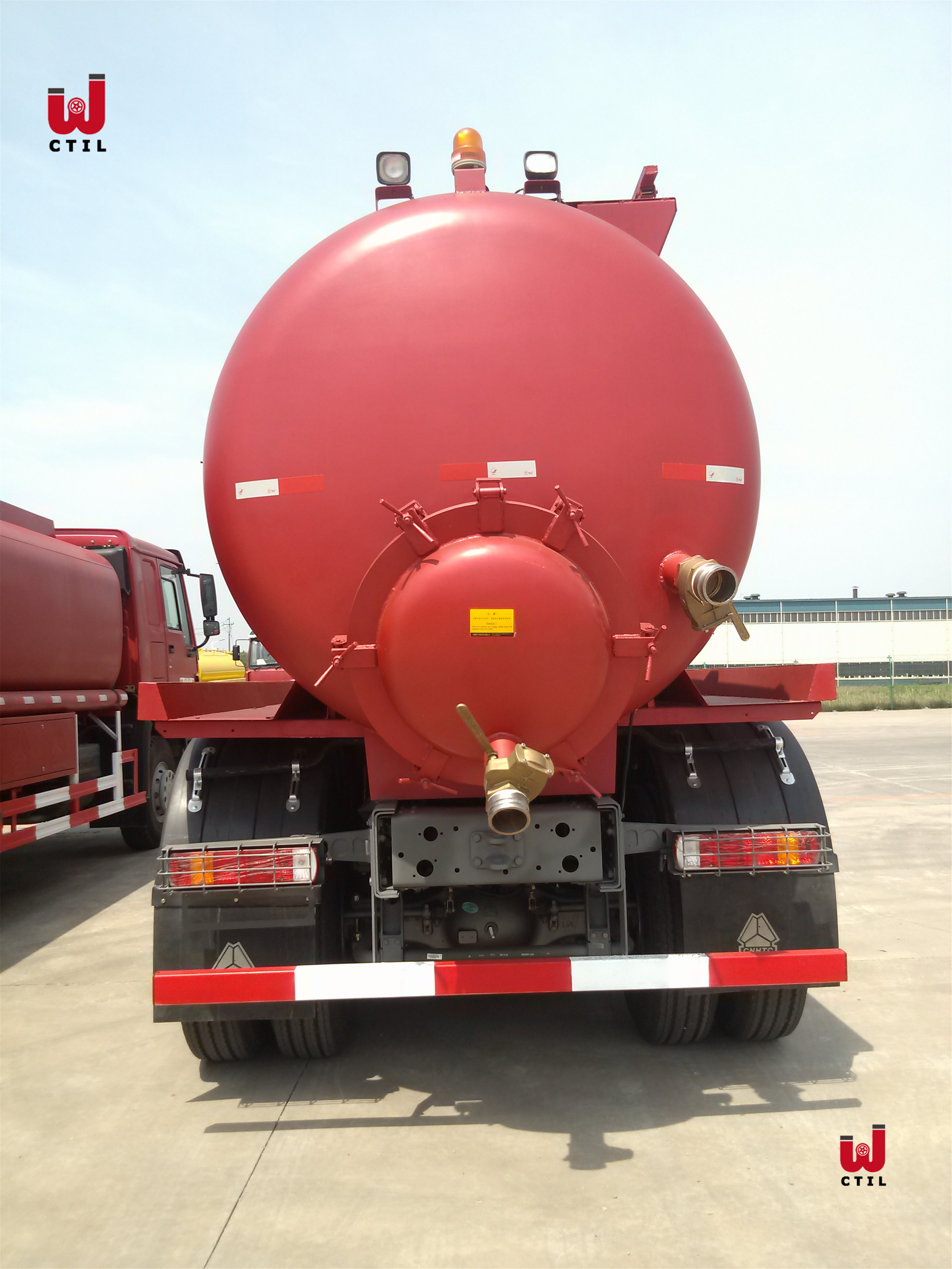 Sinotruk 15t Sewer Vacuum Truck Orange Sewer Jetting Truck 35 Cubic