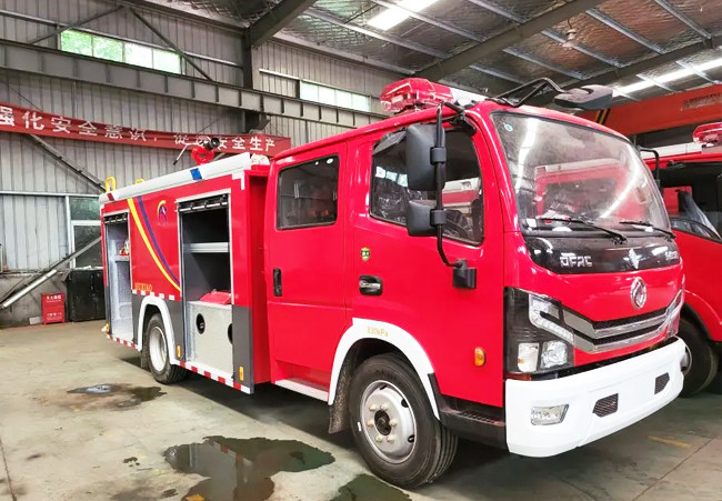 Large Water Tank And High-Capacity Pump System Euro 5 Fire Truck