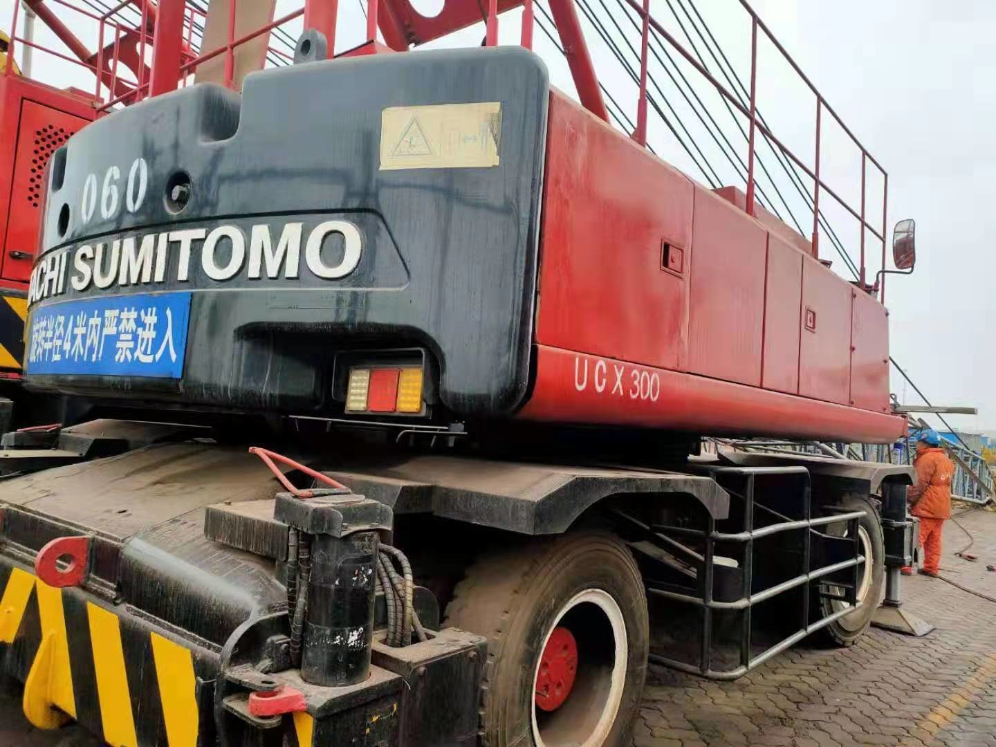 Red 110KW 2100RPM Full Rotary 40T Tire Mounted Crane