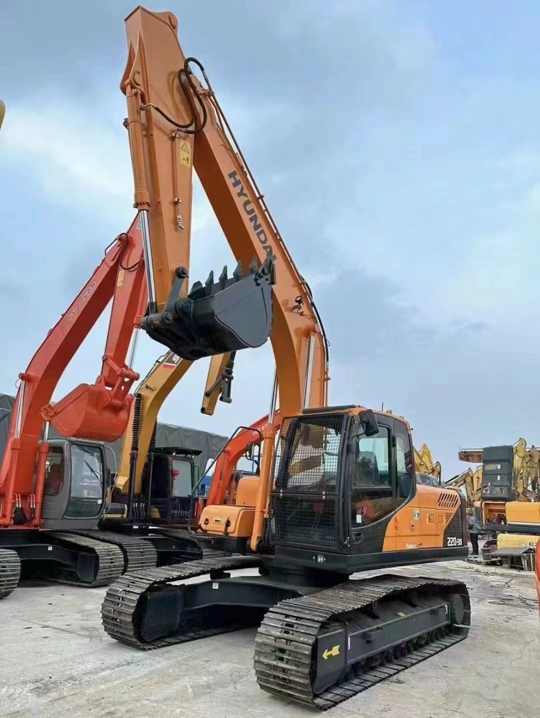 22 Ton Hyundai 220-9s Excavator Is Equipped With A Cummins Engine