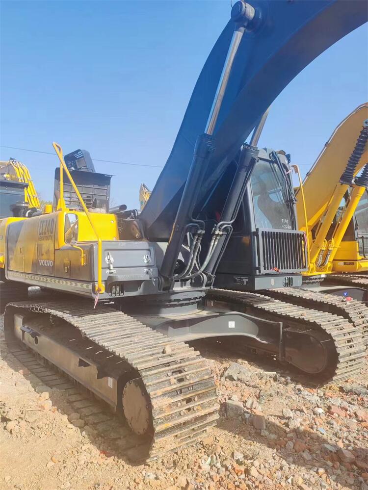 Volvo EC240 Hydraulic Digger Excavator Perfect for Digging and Construction Work
