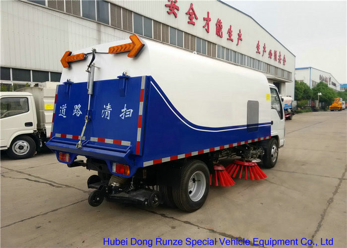 ISUZU 600P Airport Runway Street Sweeper Vehicle With Cleaning Brushes Water Spraying