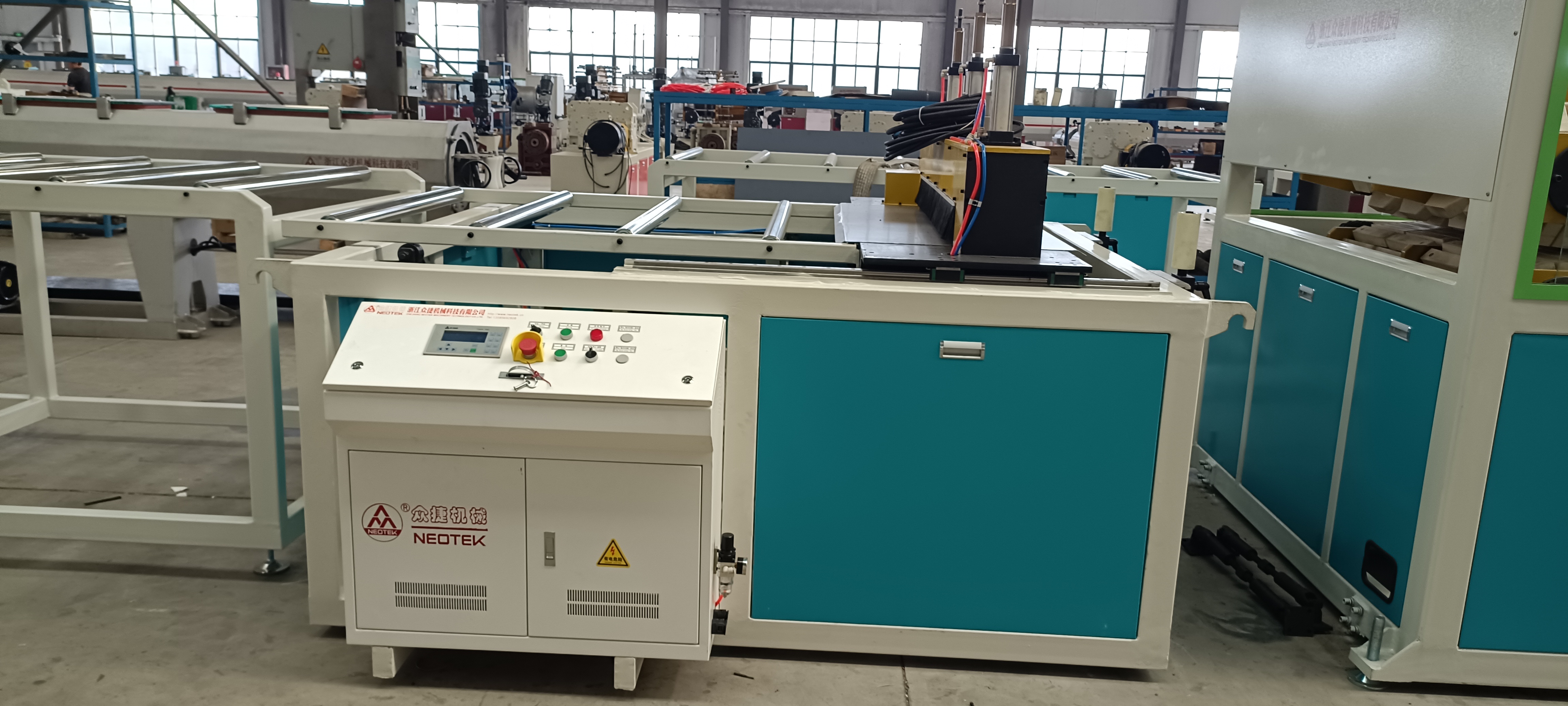 380V 50hz Voltage PVC Hollow Sheet Extrusion Line with 156 1 Screw L/D Ratio Design