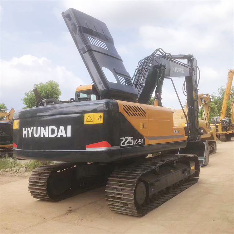 Good Health and Hyundai 225 Excavator 22 Ton Used Construction Machinery in Korea