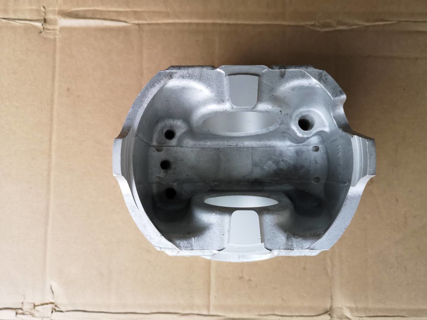 10PE1 ISUZU Engine Parts 1121119260 Circle Combustion Chamber Code 9260 Isuzu Heavy Truck Engine Repair Piston