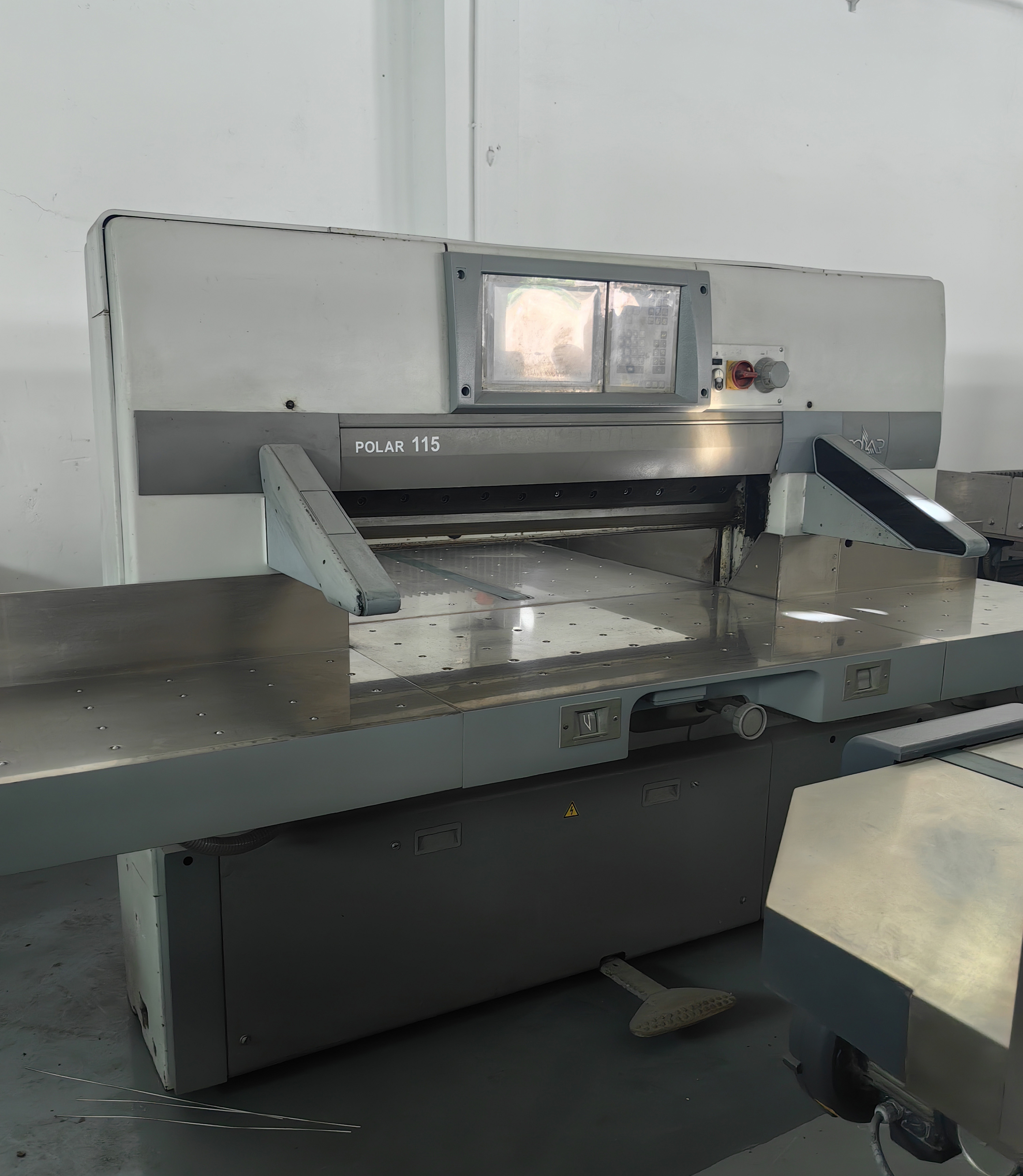 4000 KG Advanced Polar Guillotine Paper Cutter For Smooth Paper Cutting 2800*2800*1600mm