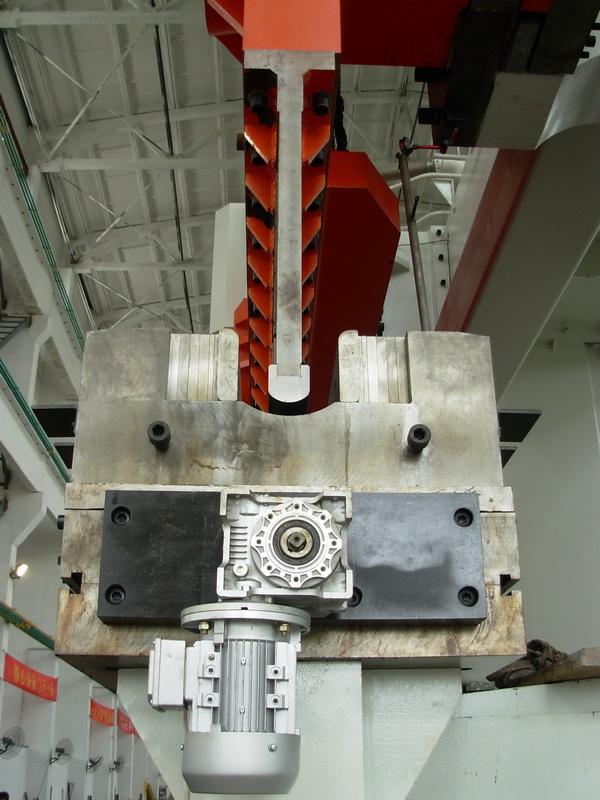 12m Long Adjustable V Opening Matrix 1000T Press Brake Tools For Bend Round Pole