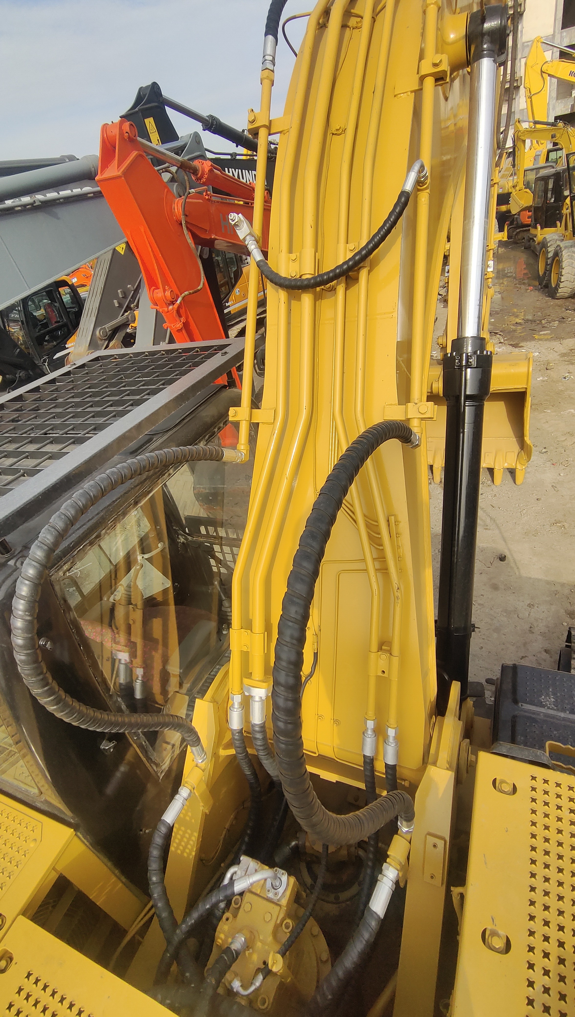 CAT325C Second-hand Tracked Excavator Price Discount From China