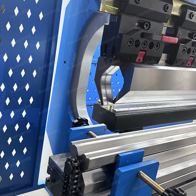 Delem DA53T DA66T 3+1/4+1/6+1/8+1 Customized Hydraulic CNC Press Brake Bending Machine