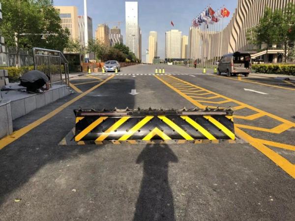 Anti Crash Hydraulic Rising Bollards Vehicle Barrier A3 Steel 500mm Height For