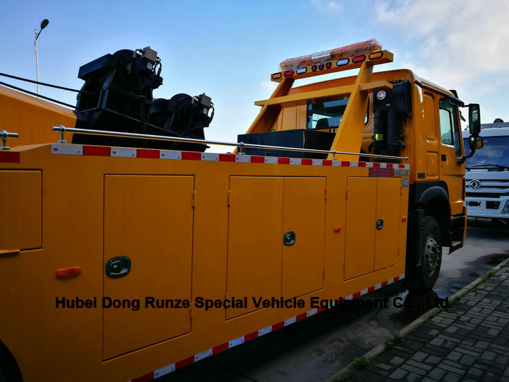 HOWO 50 Ton Heavy Duty Rotator Wreckers Tow Truck With 360 Degree Rotation