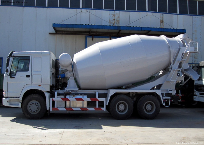 10CBM Trailer Mounted Concrete Mixer , RHD 10 Wheels Concrete Mixer Pump Truck