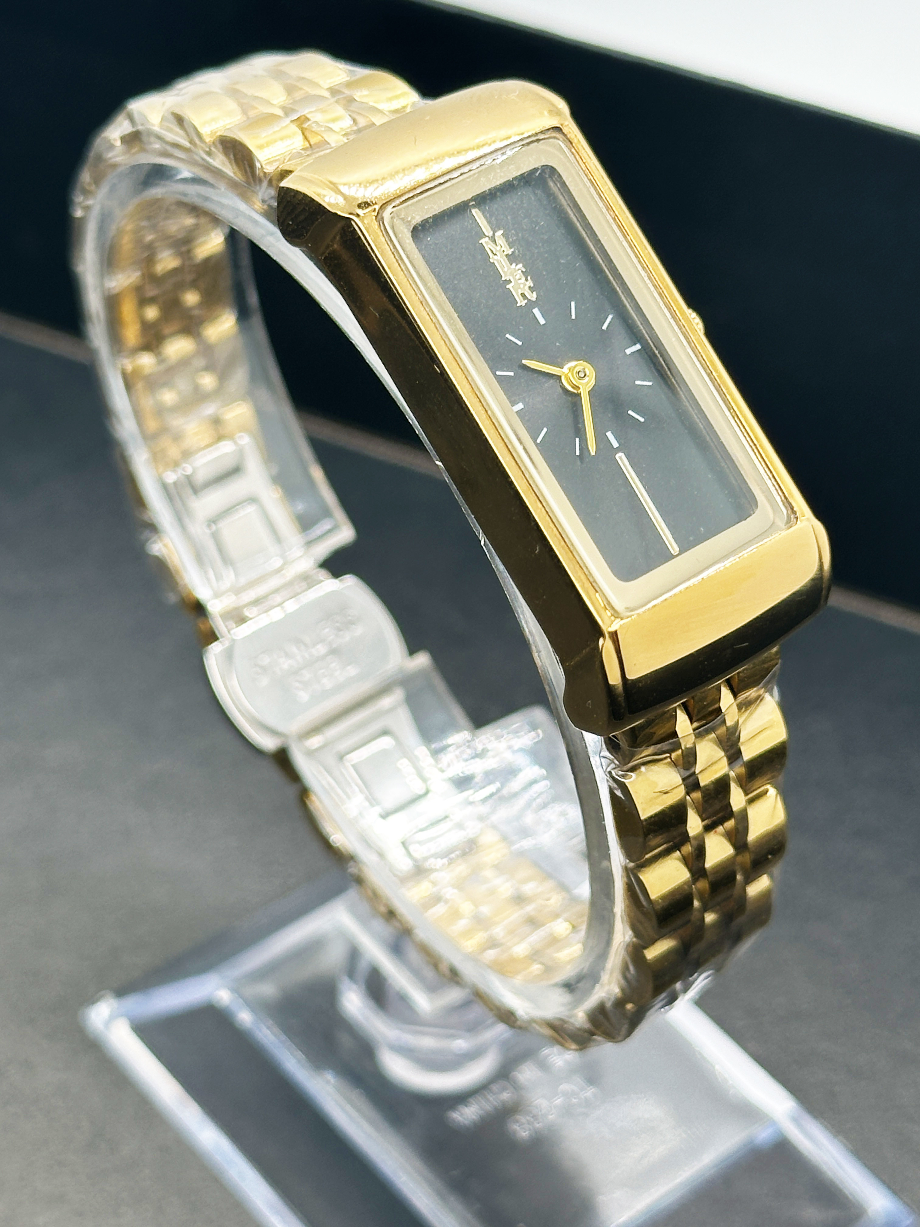 Black Dial Luxury Ladies Stylish Wrist Watch With Stainless Steel Strap
