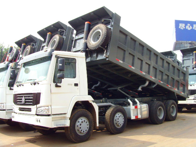 Left Hand Driving 8X4 Tipper Truck SINOTRUCK HOWO ZZ3317N4267A 50 - 60T Dump Truck