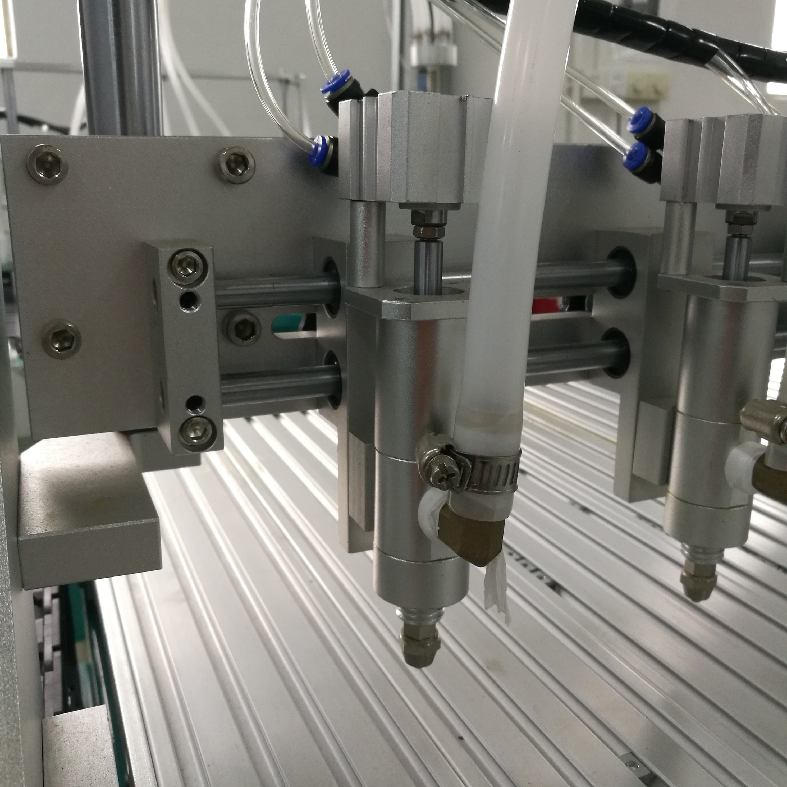Floor Stand Glue Dispensing Machine Multi Heads Adhesive Dispensing Systems 600*1200MM
