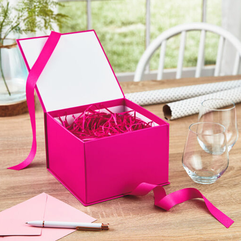 OEM Pink Shredded Tissue Paper Weight 17gsm Crinkle Wrapping Paper