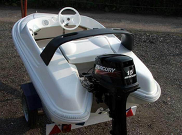 Fiberglass hull cruise Simple Pleasure Yacht for teenager water sports exercise