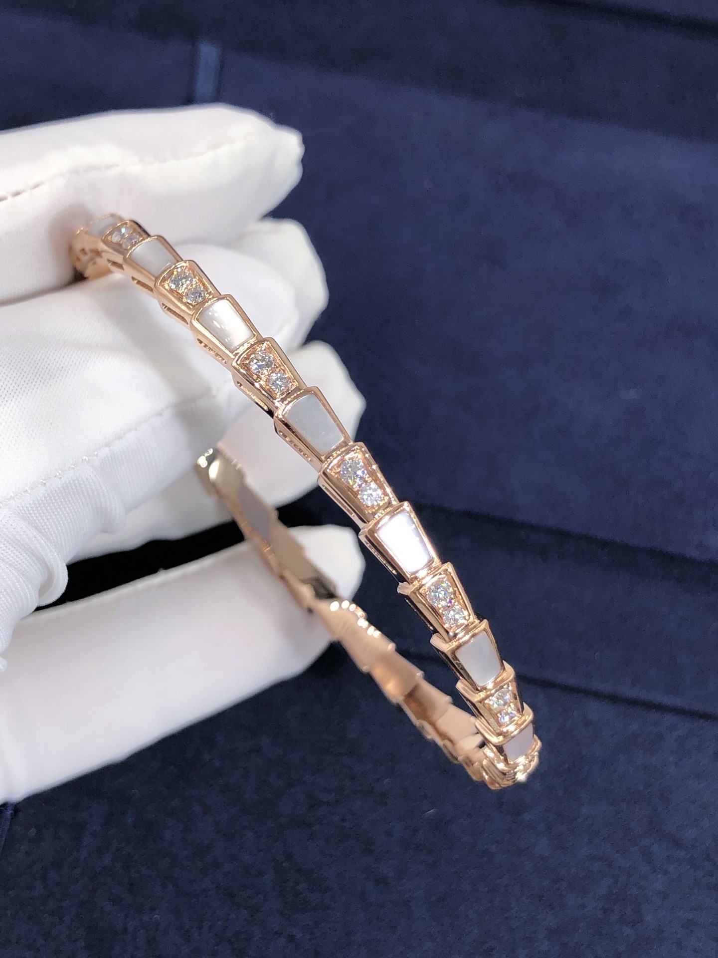 Elegant i 18k Gold Serpenti Viper Bracelet White MOP Natural Diamonds Real Gold Real Diamonds