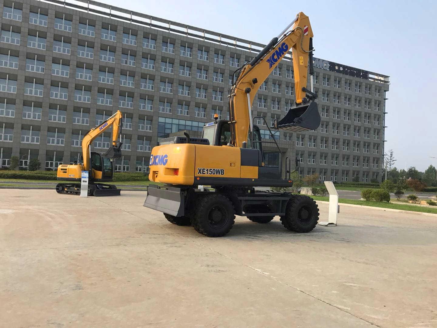 Strong Gradeability Heavy Earth Moving Machinery 15 Ton Excavator XCMG XE150WB