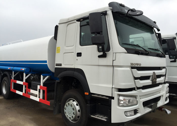 Water Sprinkling Tank Truck SINOTRUK HOWO LHD 6X4 18CBM For Pesticide Spraying