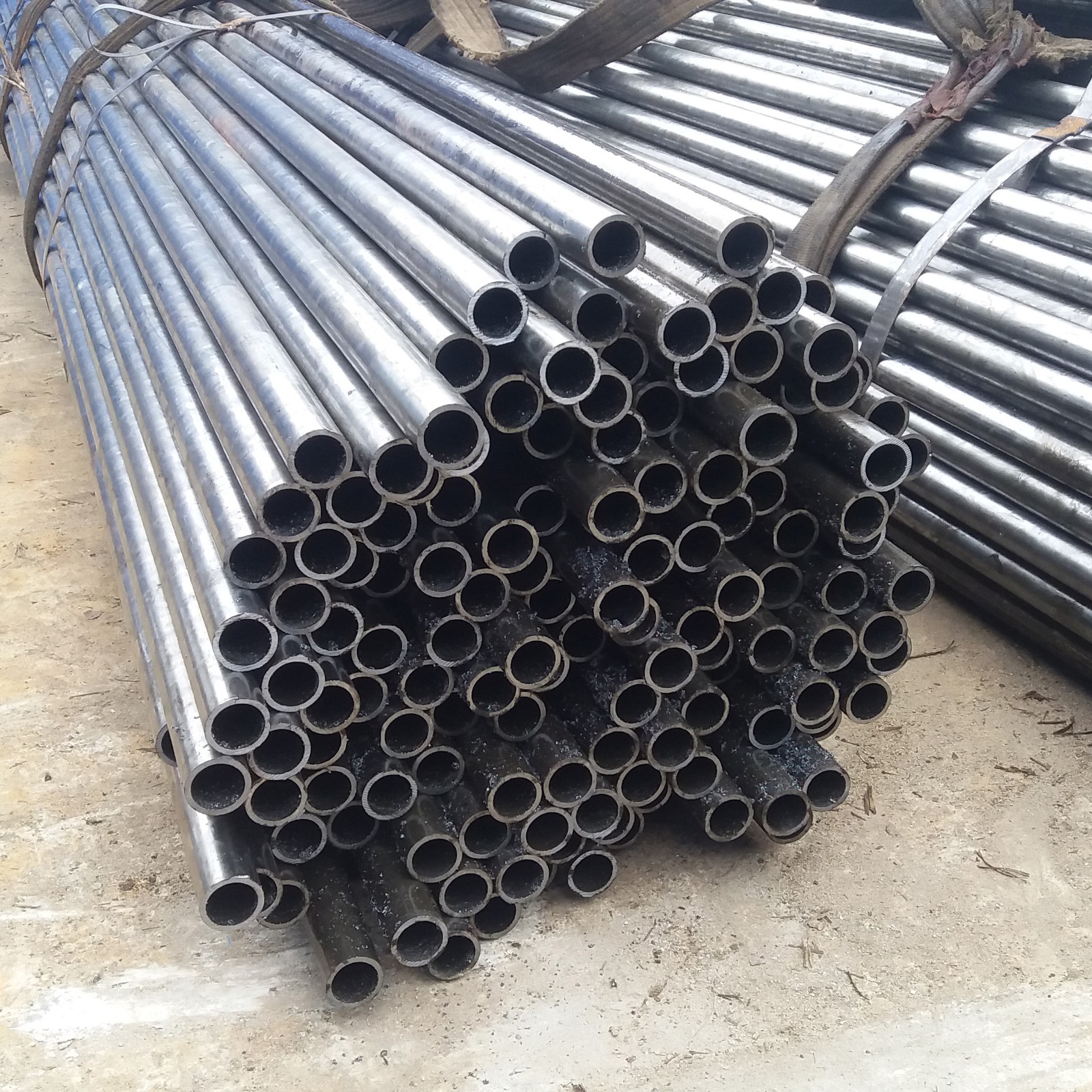 Seamless Black CS ERW Pipe Non Alloy Carbon Q195 Q345 ST35 ST52