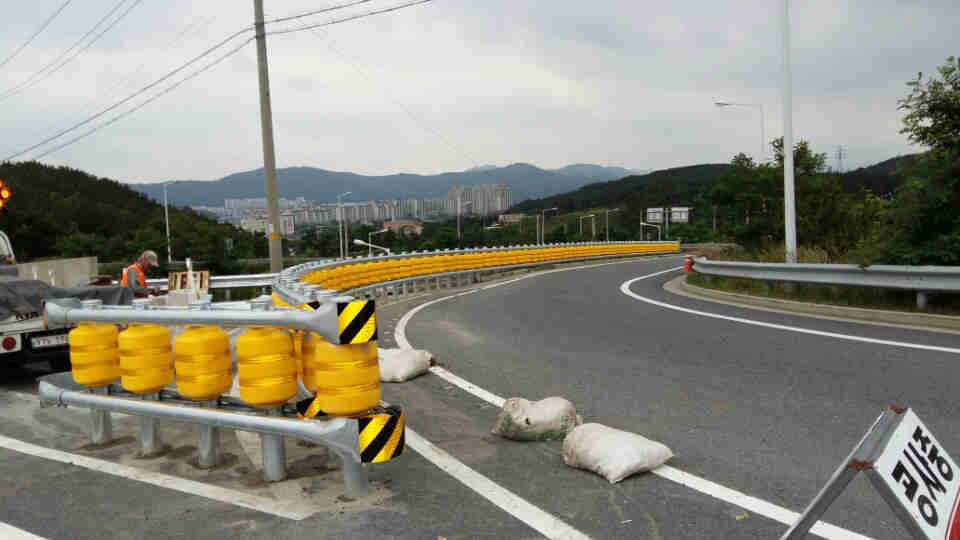 Highway Rotating Guardrail Rolling Guardrail Barrier Anti Collision Isolation Guardrail